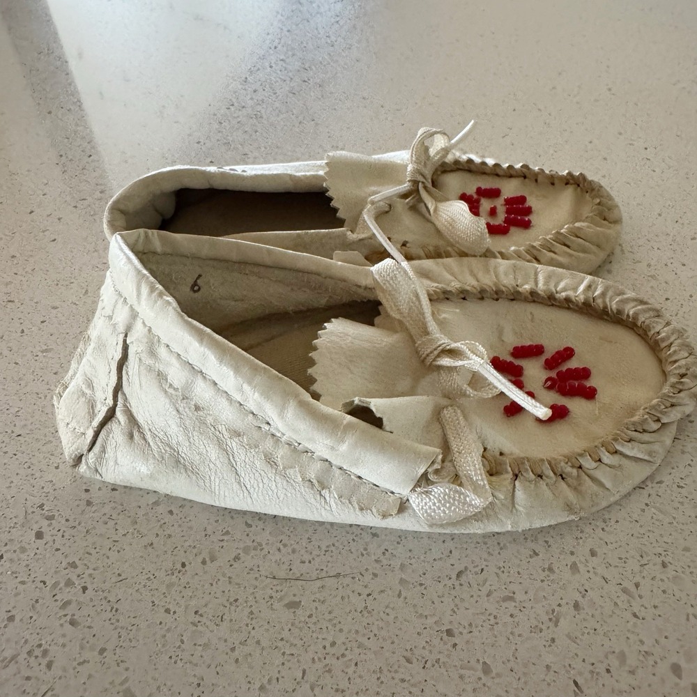 Baby White Moccasins Red Beads Size 6 Vintage Cherokee Indian With Advertising - Picture 3 of 10